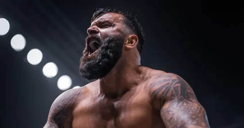 Боец на голых кулаках Диллон Клеклер