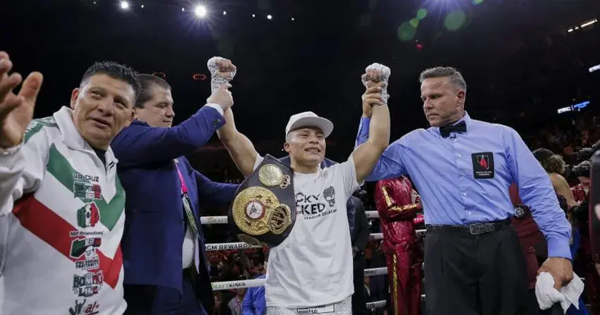 Чемпион мира по версии WBA Айзек Крус