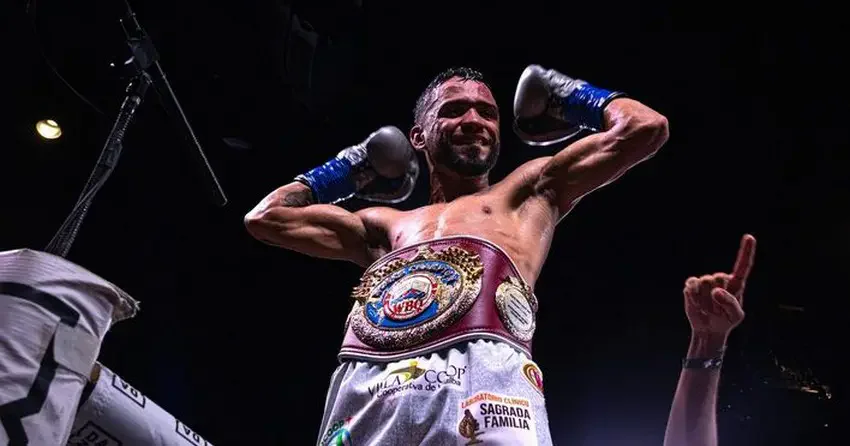 Чемпион мира по версии WBO Оскар Коллазо